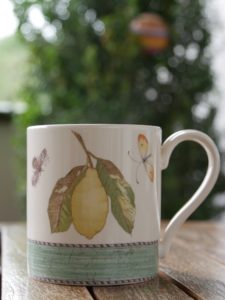 Teepause für mehr Produktivität im Homeoffice - große Teetasse auf der Terrasse