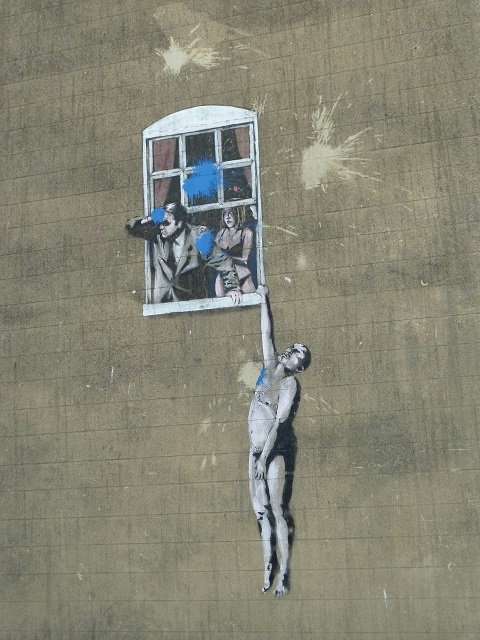 Streetart von Banksy in Bristol - der nackte Liebhaber am Fenster